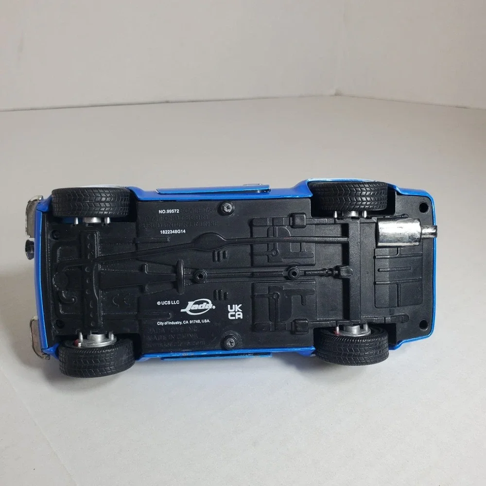 Jada Toys‎ 1:24 Scale 1974 Ford Escort Die-Cast Model Car Blue. Missing Parts